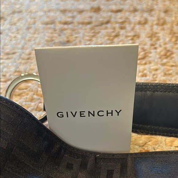Givenchy Elegant Black Patterned Bag - Picture 2 of 15